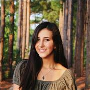 Profesora de inglés imparte clase a todos los grupos de edad